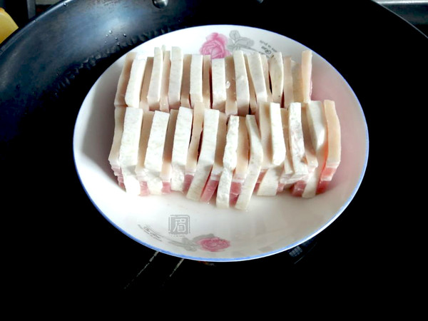 咸肉蒸芋頭的做法-咸鮮味蒸菜譜-易網(wǎng)健康養(yǎng)生網(wǎng) 咸肉蒸芋頭的做法-咸鮮味蒸菜譜