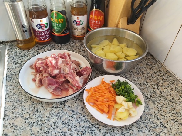 紅燒排骨燉土豆的做法-家常味燉菜譜-易網(wǎng)<a href=http://www.aoa7937.com/ target=_blank class=infotextkey>健康養(yǎng)生</a>網(wǎng) 紅燒排骨燉土豆的做法-家常味燉菜譜