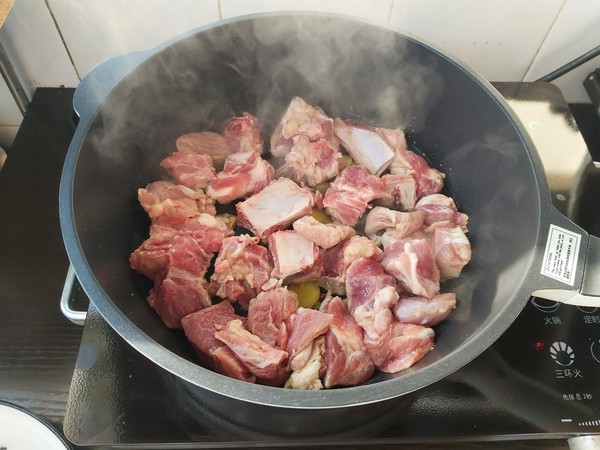 紅燒排骨燉土豆的做法-家常味燉菜譜-易網(wǎng)健康養(yǎng)生網(wǎng) 紅燒排骨燉土豆的做法-家常味燉菜譜
