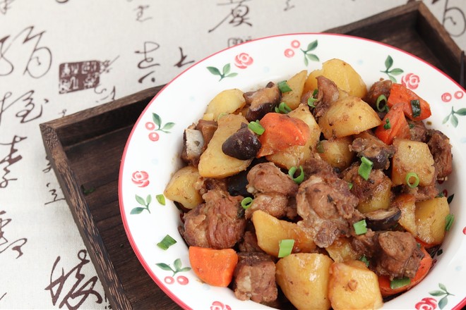 紅燒排骨燉土豆的做法-家常味燉菜譜-易網(wǎng)健康養(yǎng)生網(wǎng) 紅燒排骨燉土豆的做法-家常味燉菜譜