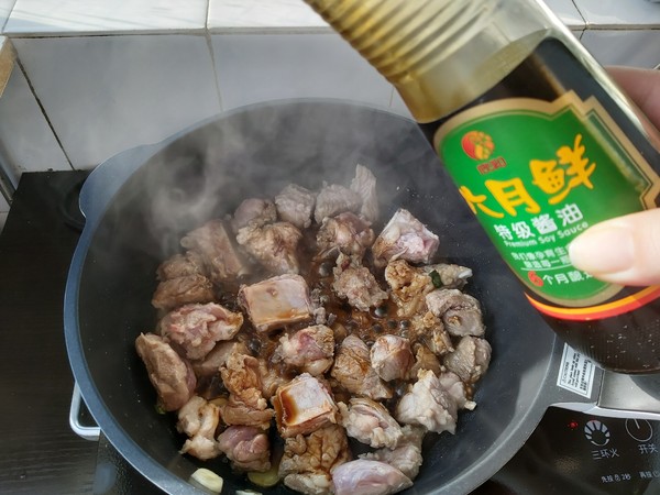 紅燒排骨燉土豆的做法-家常味燉菜譜-易網(wǎng)健康養(yǎng)生網(wǎng) 紅燒排骨燉土豆的做法-家常味燉菜譜