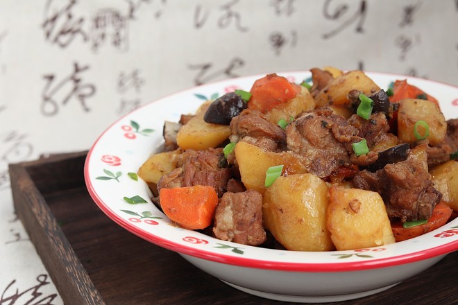 紅燒排骨燉土豆的做法-家常味燉菜譜-易網(wǎng)健康養(yǎng)生網(wǎng) 紅燒排骨燉土豆的做法-家常味燉菜譜