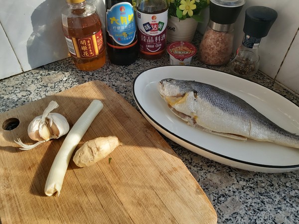 XO醬燒黃花魚的做法-香辣味燉菜譜-易網(wǎng)<a href=http://www.aoa7937.com/ target=_blank class=infotextkey>健康養(yǎng)生</a>網(wǎng) XO醬燒黃花魚的做法-香辣味燉菜譜