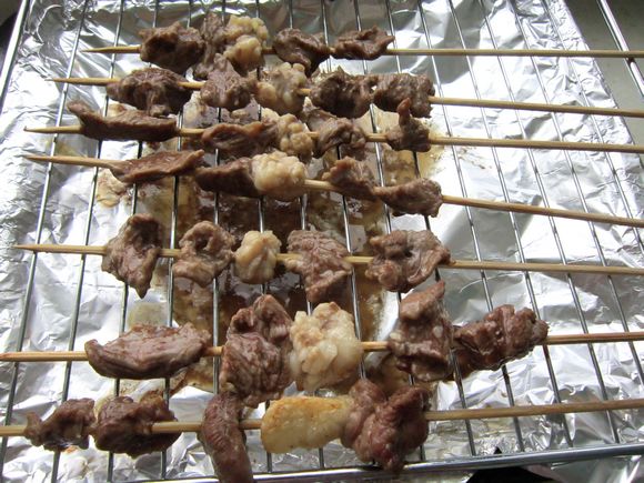 烤羊肉串的做法-香辣味烤菜譜-易網健康養生網 烤羊肉串的做法-香辣味烤菜譜