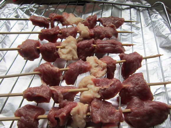 烤羊肉串的做法-香辣味烤菜譜-易網健康養生網 烤羊肉串的做法-香辣味烤菜譜
