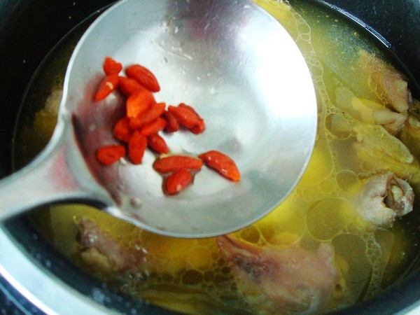 電飯煲荸薺燉雞的做法-家常味燉菜譜-易網(wǎng)健康養(yǎng)生網(wǎng) 電飯煲荸薺燉雞的做法-家常味燉菜譜