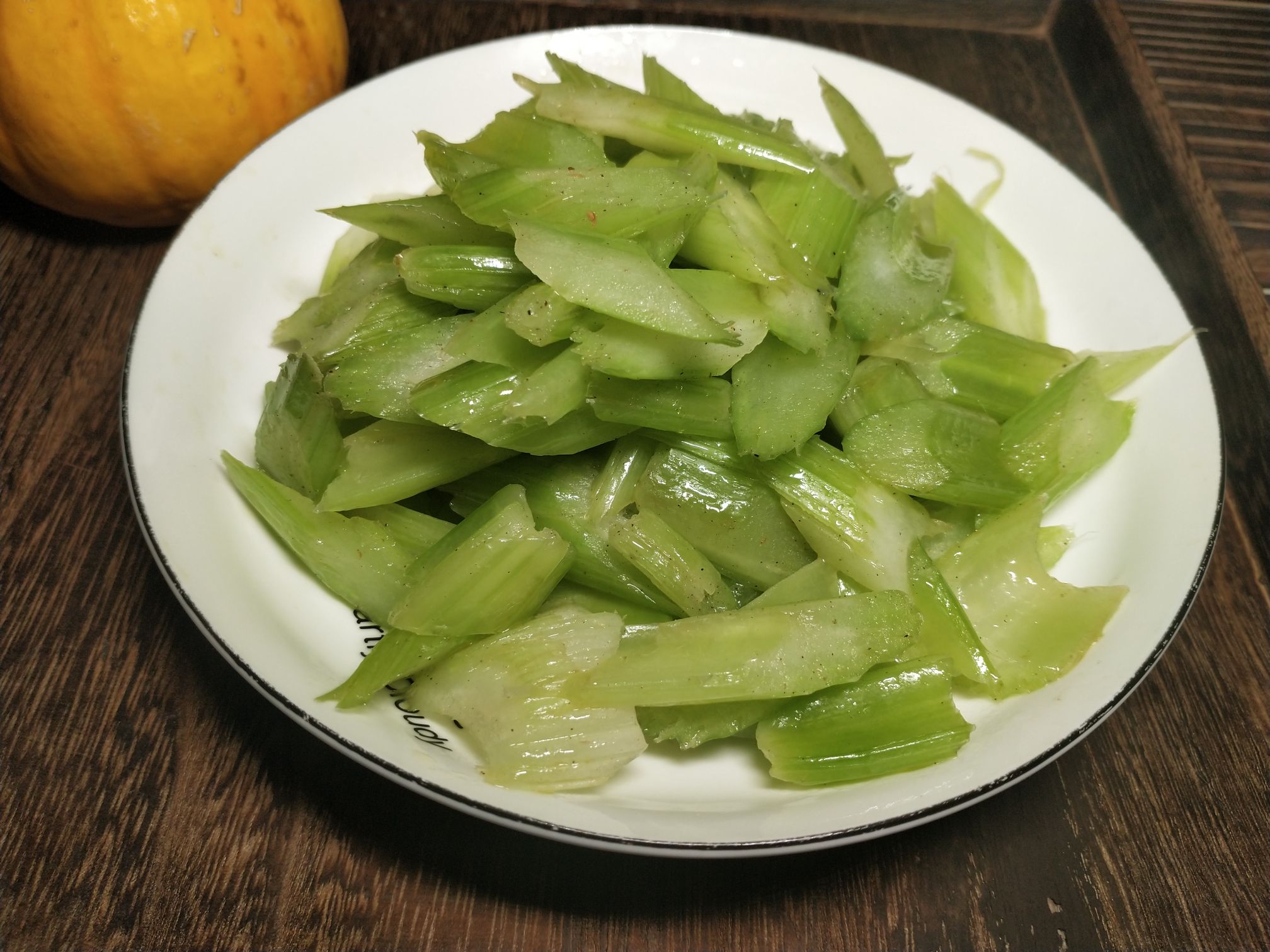 素炒西芹的做法-家常味炒菜譜-易網(wǎng)健康養(yǎng)生網(wǎng) 素炒西芹的做法-家常味炒菜譜