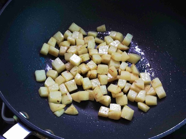 臘肉土豆燜飯的做法-家常味燜菜譜