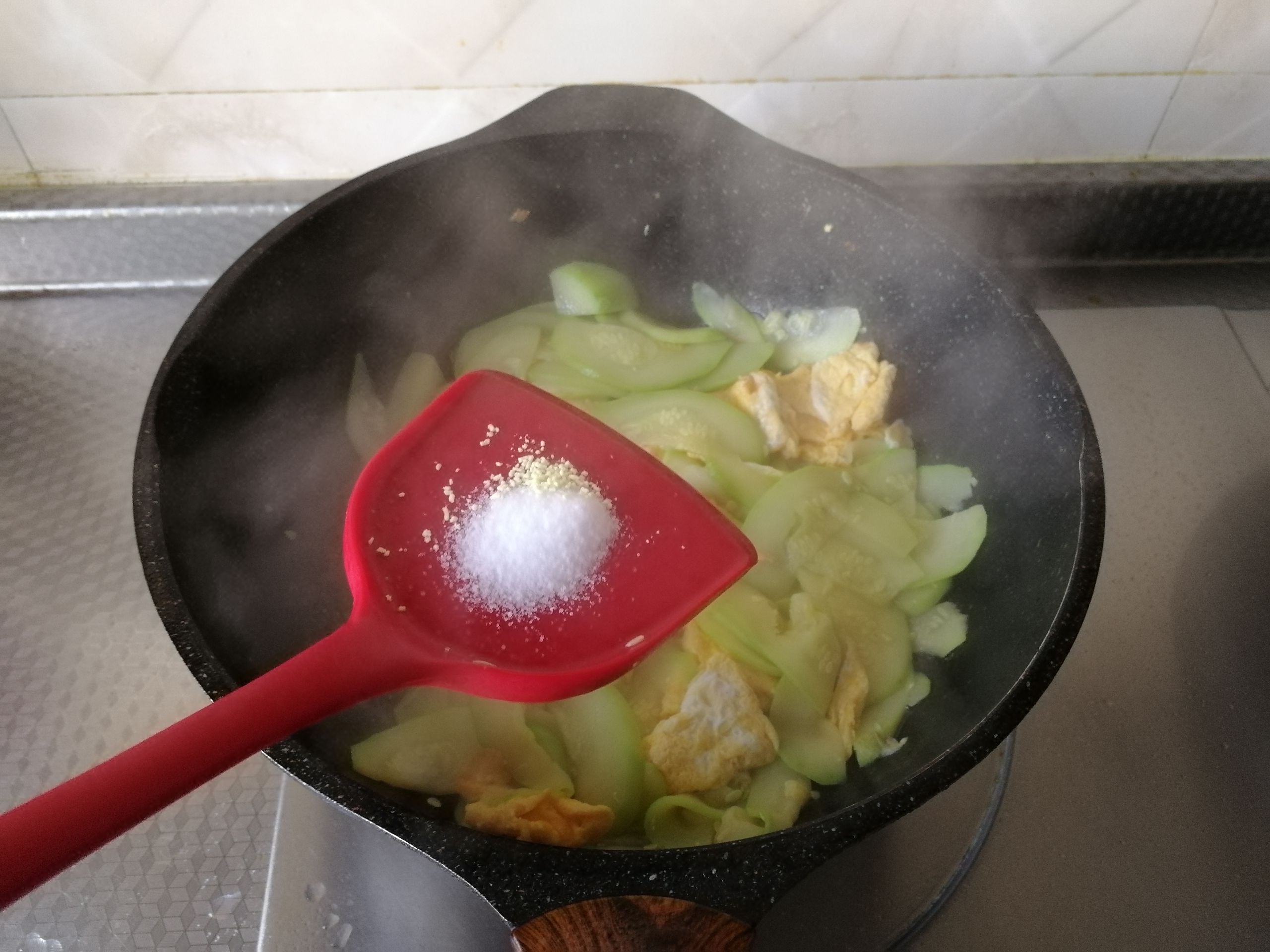 嫩西葫蘆炒雞蛋的做法-家常味炒菜譜