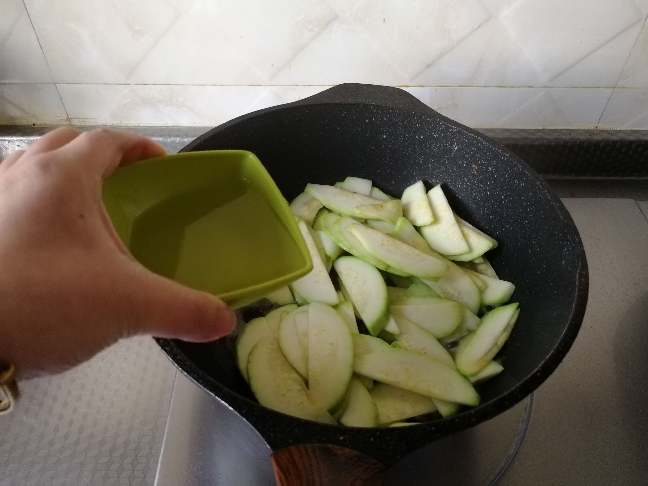 嫩西葫蘆炒雞蛋的做法-家常味炒菜譜