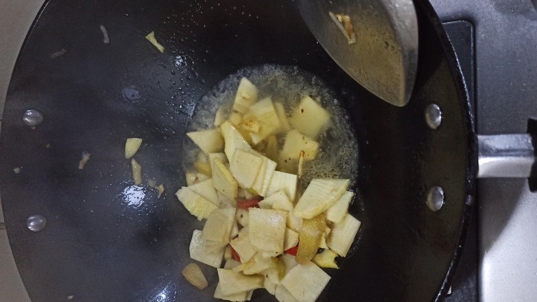 臘肉燜冬筍的做法-家常味燜菜譜