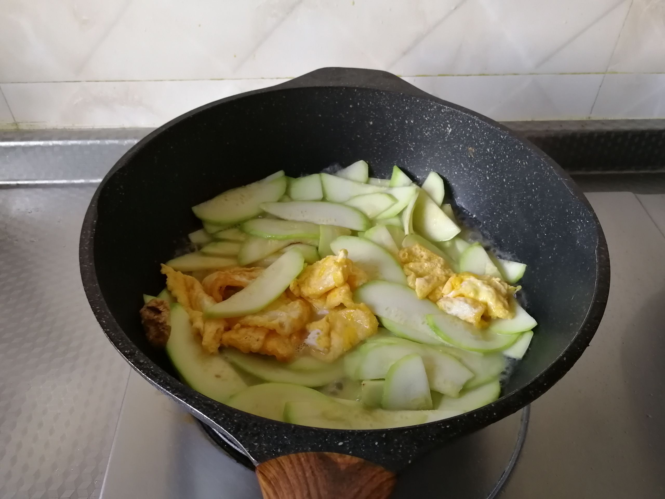 嫩西葫蘆炒雞蛋的做法-家常味炒菜譜
