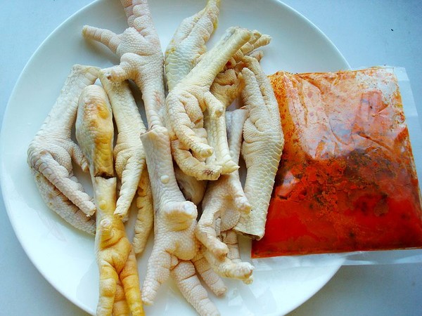 電飯煲燜雞爪的做法-麻辣味燜菜譜-易網<a href=http://www.aoa7937.com/ target=_blank class=infotextkey>健康養生</a>網 電飯煲燜雞爪的做法-麻辣味燜菜譜