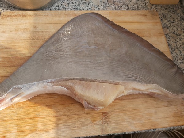 香酥老板魚的做法-家常味炸菜譜-易網(wǎng)<a href=http://www.aoa7937.com/ target=_blank class=infotextkey>健康養(yǎng)生</a>網(wǎng) 香酥老板魚的做法-家常味炸菜譜