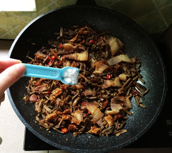 干豆角炒臘肉的做法-咸鮮味燉菜譜-易網健康養生網 干豆角炒臘肉的做法-咸鮮味燉菜譜