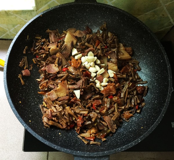 干豆角炒臘肉的做法-咸鮮味燉菜譜-易網健康養生網 干豆角炒臘肉的做法-咸鮮味燉菜譜