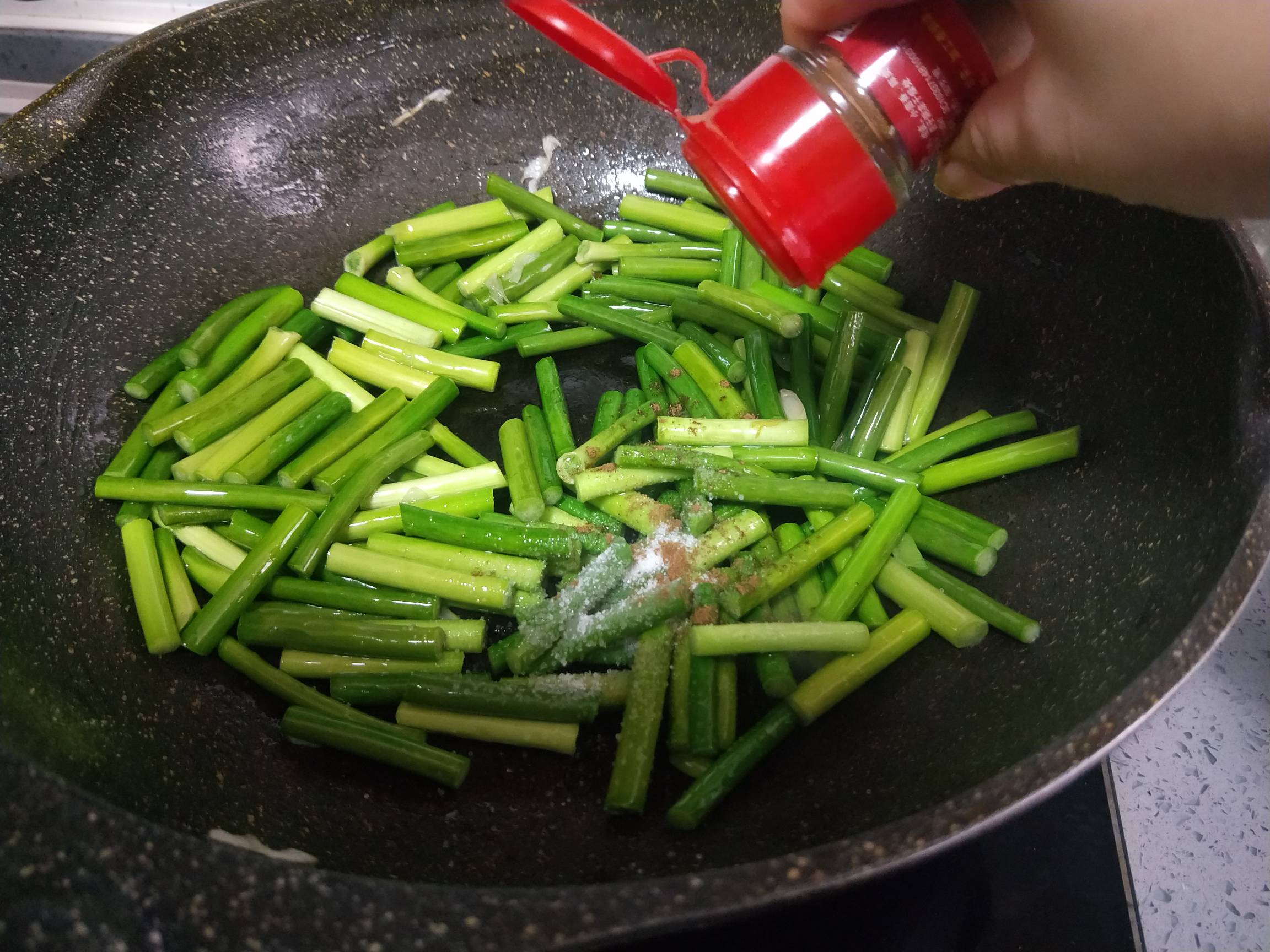 白肉炒蒜苔的做法-家常味炒菜譜