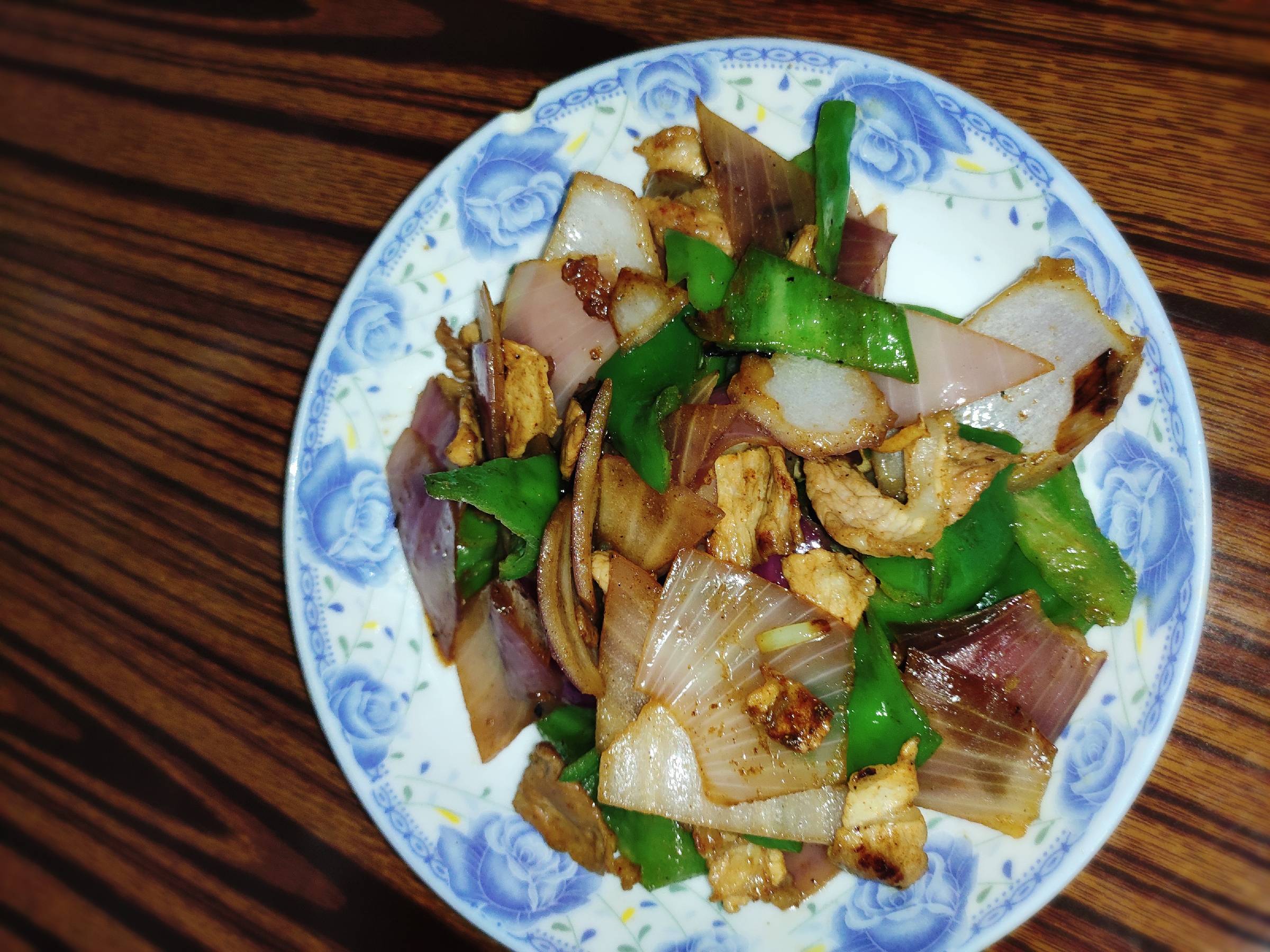 洋蔥青椒炒肉的做法-咸鮮味炒菜譜-易網健康養生網 洋蔥青椒炒肉的做法-咸鮮味炒菜譜