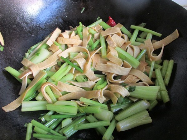 芹菜炒豆皮的做法-家常味炒菜譜-易網(wǎng)健康養(yǎng)生網(wǎng) 芹菜炒豆皮的做法-家常味炒菜譜