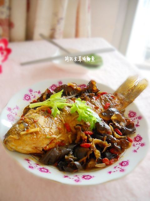 剁椒木耳燉鯽魚的做法-咸鮮味燒菜譜-易網健康養生網 剁椒木耳燉鯽魚的做法-咸鮮味燒菜譜