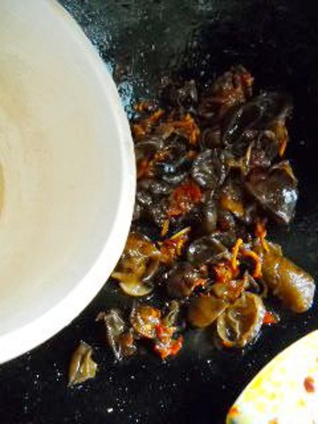 剁椒木耳燉鯽魚的做法-咸鮮味燒菜譜