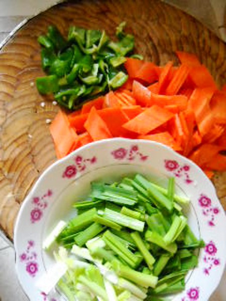 臘肉皮燉胡蘿卜的做法-咸鮮味燉菜譜