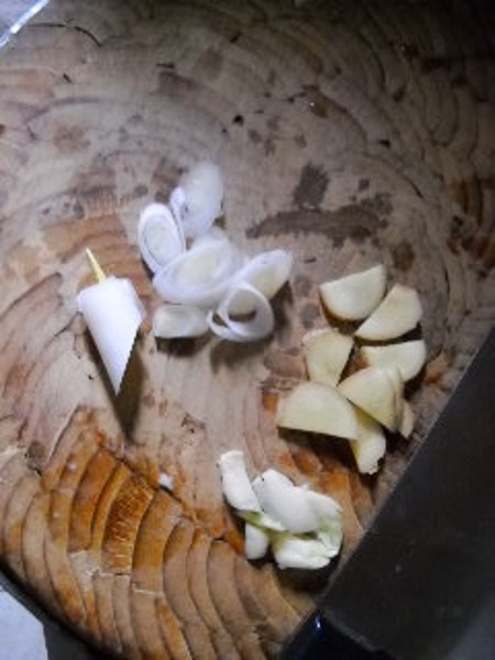薯粉燉鯽魚的做法-咸鮮味燉菜譜