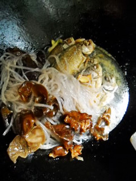 薯粉燉鯽魚的做法-咸鮮味燉菜譜