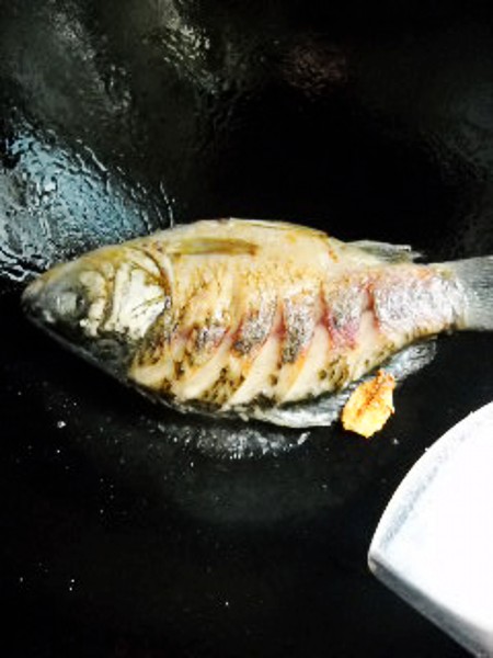 剁椒木耳燉鯽魚的做法-咸鮮味燒菜譜