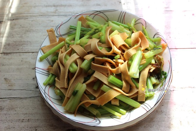 芹菜炒豆皮的做法-家常味炒菜譜-易網(wǎng)健康養(yǎng)生網(wǎng) 芹菜炒豆皮的做法-家常味炒菜譜