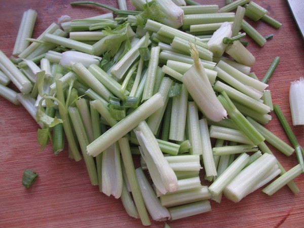 芹菜炒豆皮的做法-家常味炒菜譜-易網(wǎng)<a href=http://www.aoa7937.com/ target=_blank class=infotextkey>健康養(yǎng)生</a>網(wǎng) 芹菜炒豆皮的做法-家常味炒菜譜