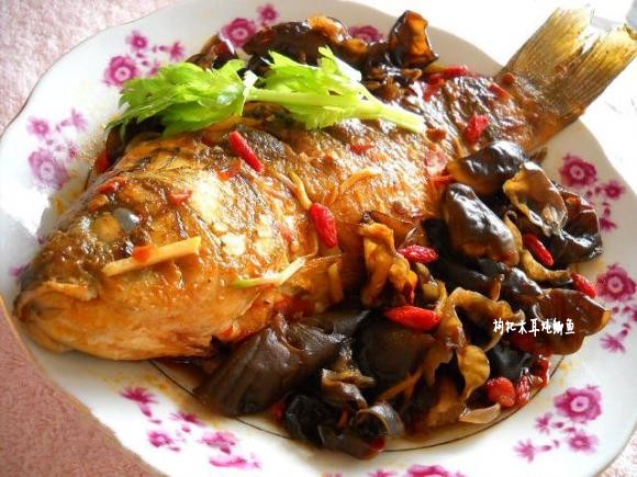 剁椒木耳燉鯽魚的做法-咸鮮味燒菜譜-易網健康養生網 剁椒木耳燉鯽魚的做法-咸鮮味燒菜譜