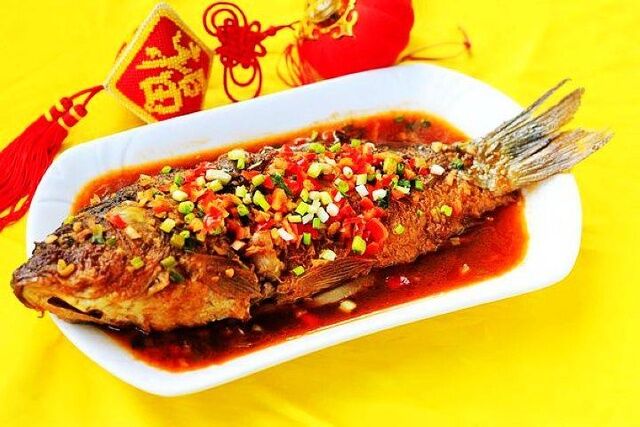 紅燒鯉魚的做法-家常味燒菜譜-易網健康養生網 紅燒鯉魚的做法-家常味燒菜譜