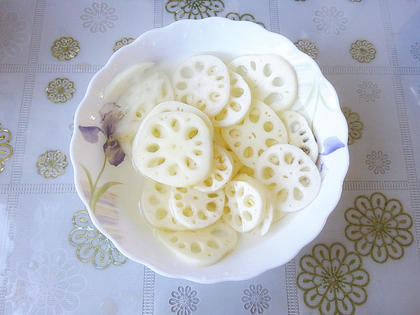 涼拌藕片的做法-咸鮮味拌菜譜-易網<a href=http://www.aoa7937.com/ target=_blank class=infotextkey>健康養生</a>網 涼拌藕片的做法-咸鮮味拌菜譜