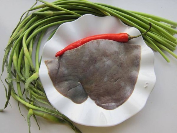 蒜薹炒豬肝的做法-蒜香味炒菜譜-易網<a href=http://www.aoa7937.com/ target=_blank class=infotextkey>健康養生</a>網 蒜薹炒豬肝的做法-蒜香味炒菜譜