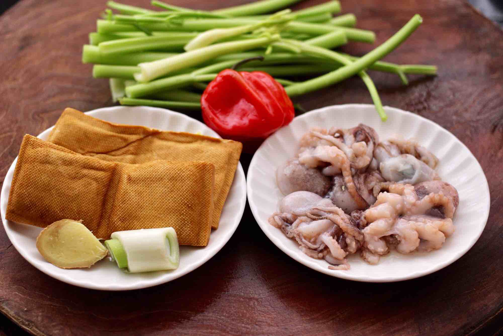 墨魚香干芹菜小炒的做法-咸鮮味炒菜譜-易網<a href=http://www.aoa7937.com/ target=_blank class=infotextkey>健康養生</a>網 墨魚香干芹菜小炒的做法-咸鮮味炒菜譜
