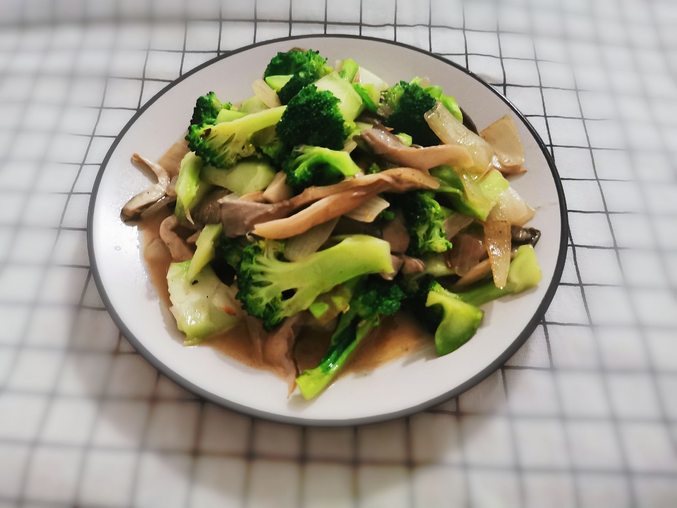 蘑菇炒西蘭花的做法-家常味炒菜譜-易網健康養生網 蘑菇炒西蘭花的做法-家常味炒菜譜