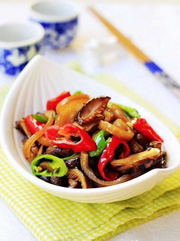 香菇炒肉皮的做法-家常味炒菜譜-易網(wǎng)健康養(yǎng)生網(wǎng) 香菇炒肉皮的做法-家常味炒菜譜