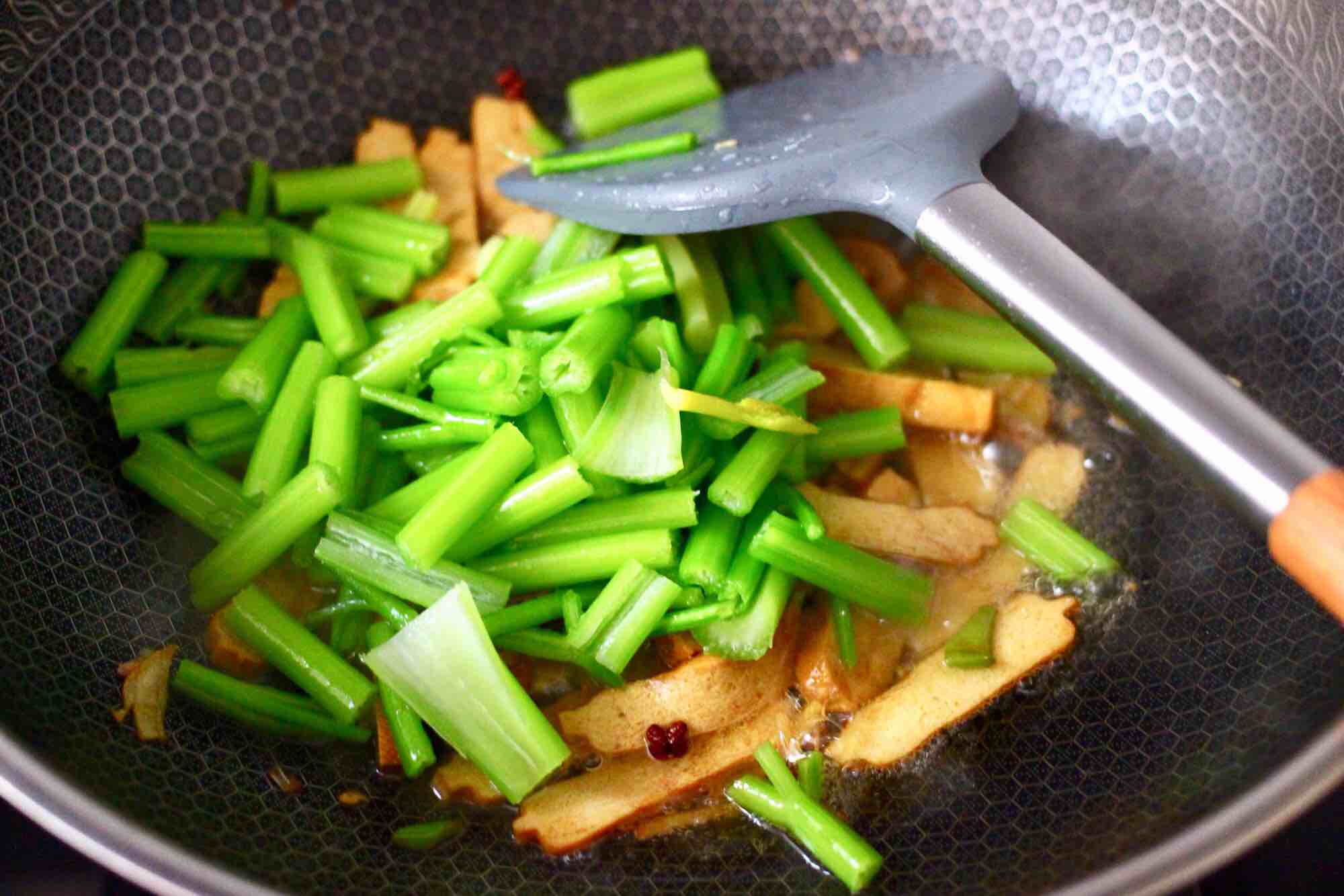 墨魚香干芹菜小炒的做法-咸鮮味炒菜譜-易網健康養生網 墨魚香干芹菜小炒的做法-咸鮮味炒菜譜
