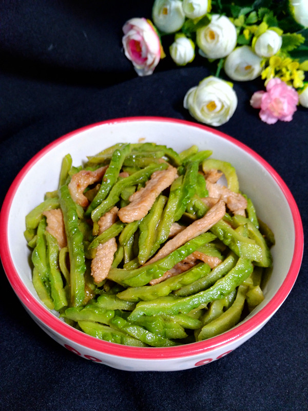 苦瓜炒肉絲的做法-家常味炒菜譜-易網健康養生網 苦瓜炒肉絲的做法-家常味炒菜譜