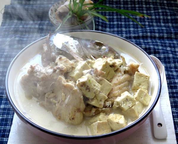 魚頭豆腐湯的做法-家常味煮菜譜-易網(wǎng)健康養(yǎng)生網(wǎng) 魚頭豆腐湯的做法-家常味煮菜譜
