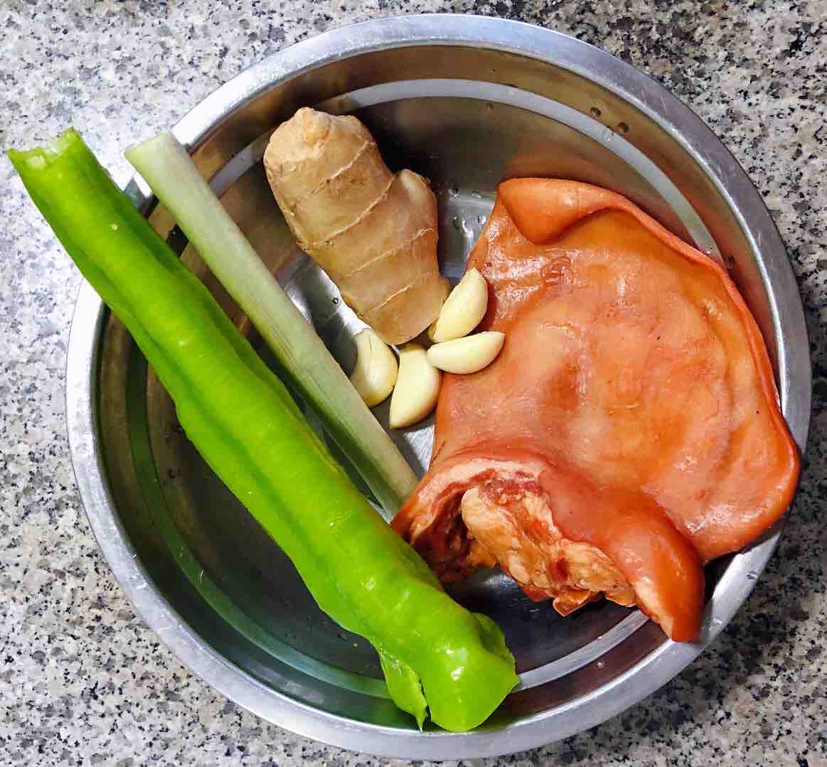爆炒豬耳朵的做法-香辣味炒菜譜-易網(wǎng)<a href=http://www.aoa7937.com/ target=_blank class=infotextkey>健康養(yǎng)生</a>網(wǎng) 爆炒豬耳朵的做法-香辣味炒菜譜
