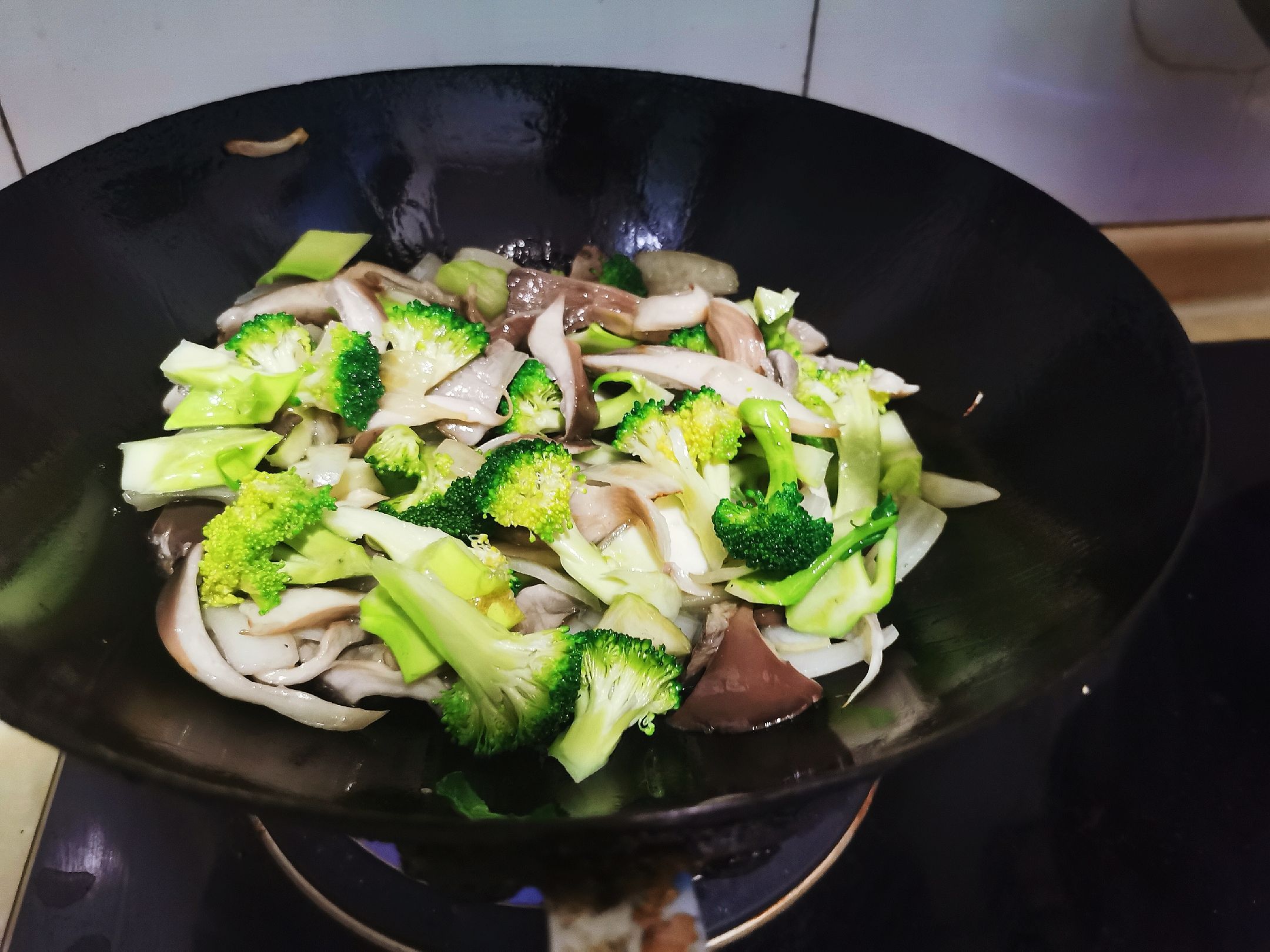 蘑菇炒西蘭花的做法-家常味炒菜譜