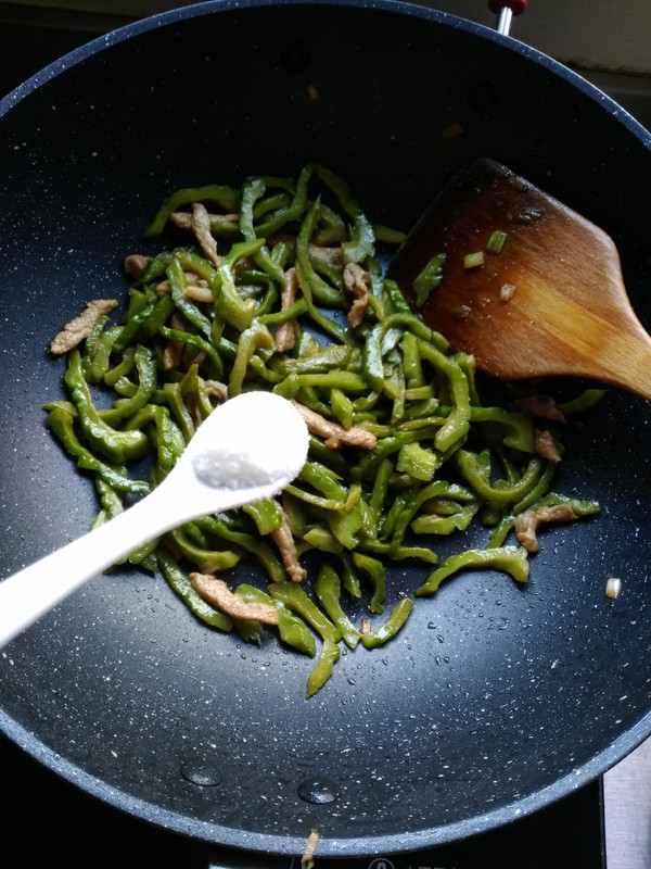 苦瓜炒肉絲的做法-家常味炒菜譜
