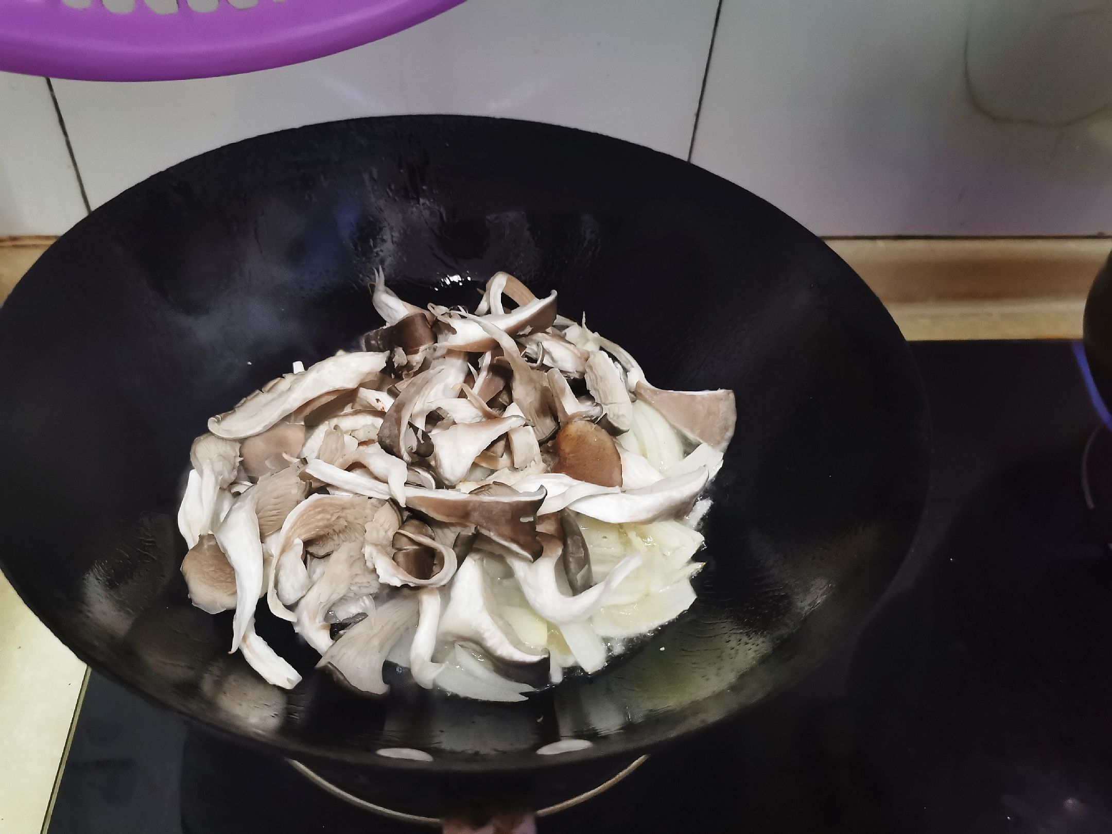 蘑菇炒西蘭花的做法-家常味炒菜譜