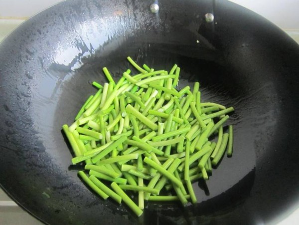 蒜薹炒豬肝的做法-蒜香味炒菜譜-易網健康養生網 蒜薹炒豬肝的做法-蒜香味炒菜譜