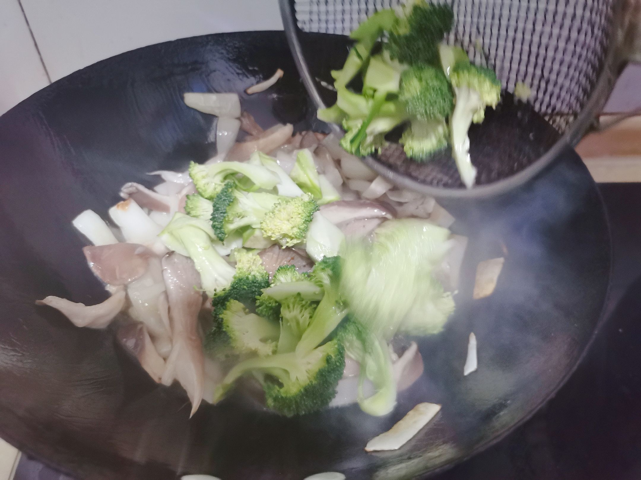 蘑菇炒西蘭花的做法-家常味炒菜譜
