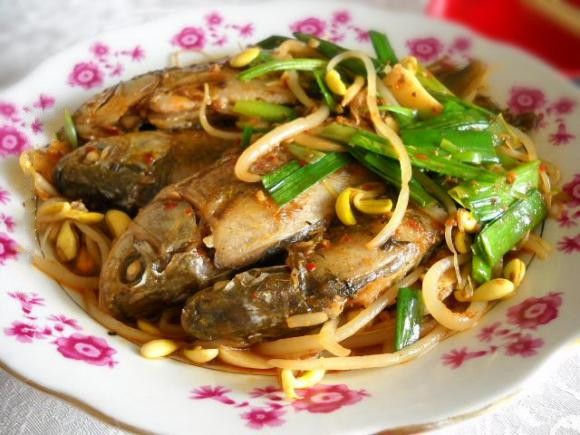 豆芽燒鯽魚的做法-咸鮮味燒菜譜-易網(wǎng)健康養(yǎng)生網(wǎng) 豆芽燒鯽魚的做法-咸鮮味燒菜譜