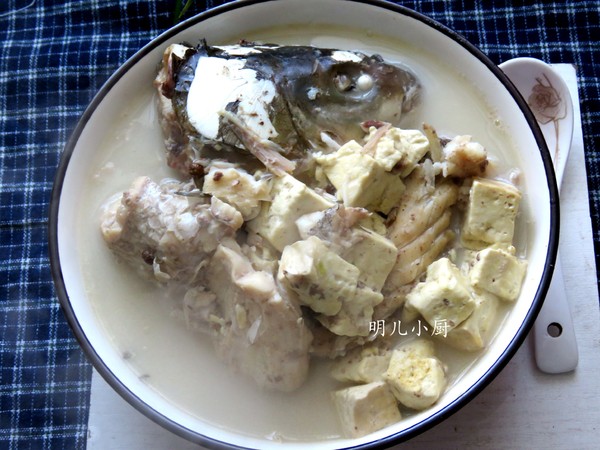 魚頭豆腐湯的做法-家常味煮菜譜-易網(wǎng)健康養(yǎng)生網(wǎng) 魚頭豆腐湯的做法-家常味煮菜譜