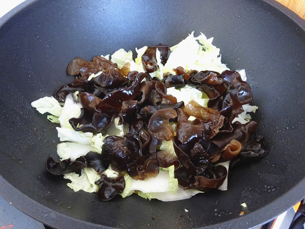 木耳炒白菜的做法-家常味炒菜譜-易網(wǎng)健康養(yǎng)生網(wǎng) 木耳炒白菜的做法-家常味炒菜譜
